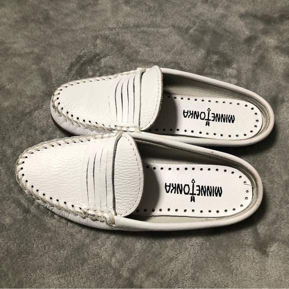 MINNETONKA White Leather Slid on Loafers Boat Shoes Women Size 5 - Picture 4 of 12